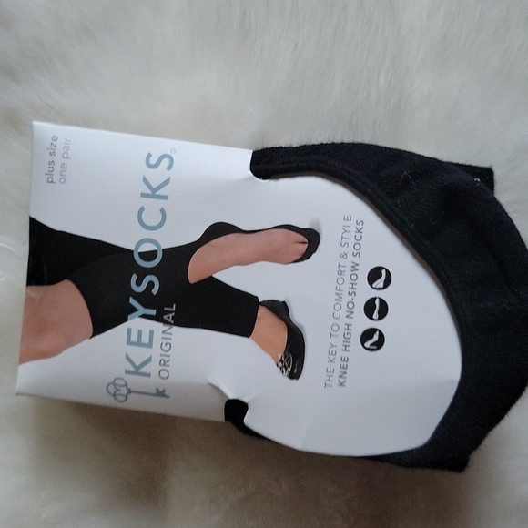 Keyhole Socks - Picture 3 of 10